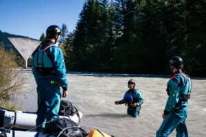 Participants of the packraft course on the Lech navigate through crystal-clear waters, surrounded by the stunning Austrian Alps