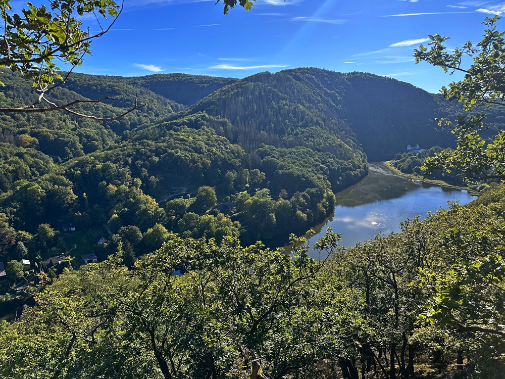 Paysage de la région de l’Eifel pendant une aventure en packraft