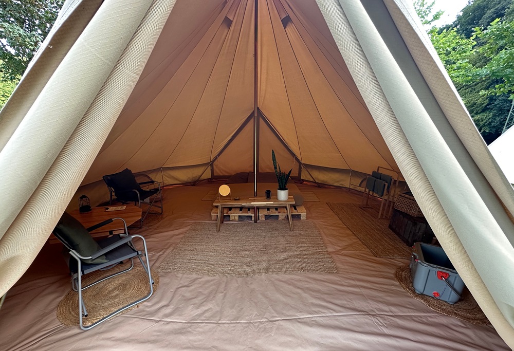 Hébergement en tente de glamping pendant un trail packraft en Allemagne