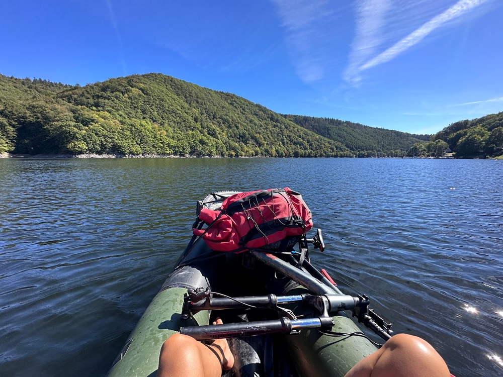 Packraft flottant sur le lac de la Rursee pendant une aventure en packraft