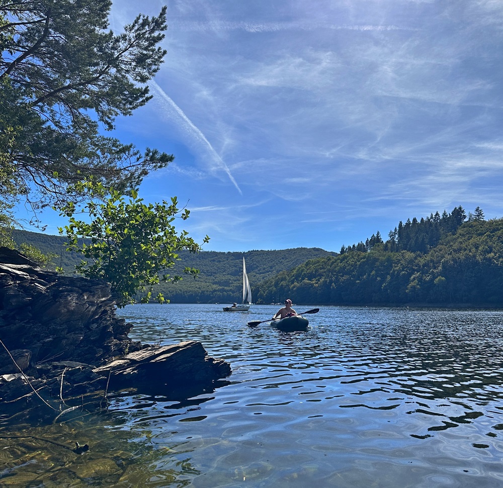 Pagayer en packraft sur le lac de la Rursee dans l’Eifel, en Allemagne