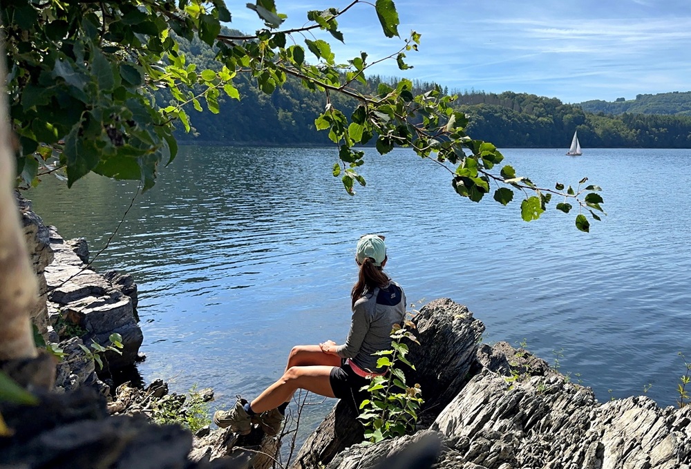 Vue sur le lac de la Rursee pendant une aventure en packraft en Allemagne